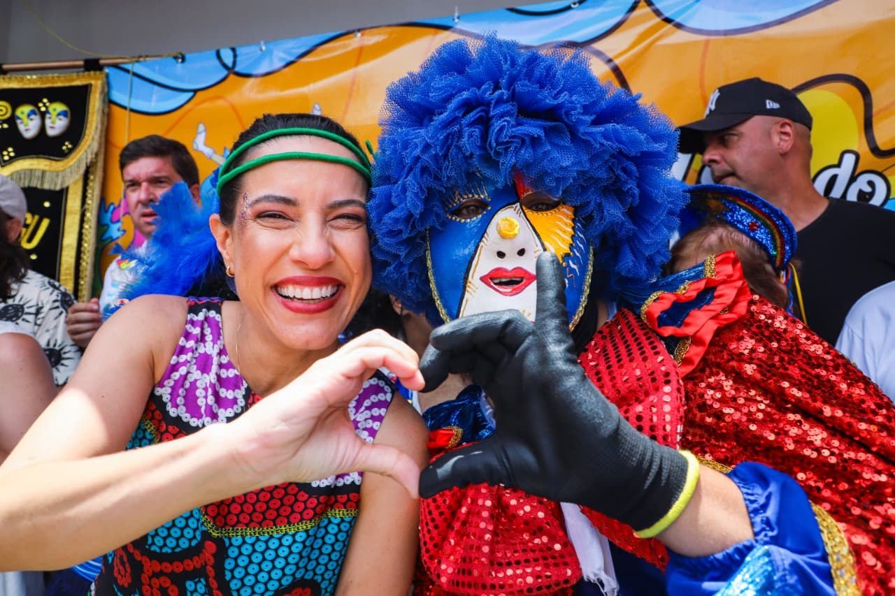 No domingo de Carnaval, governadora Raquel Lyra acompanha de perto a alegria e tradição dos papangus de Bezerros