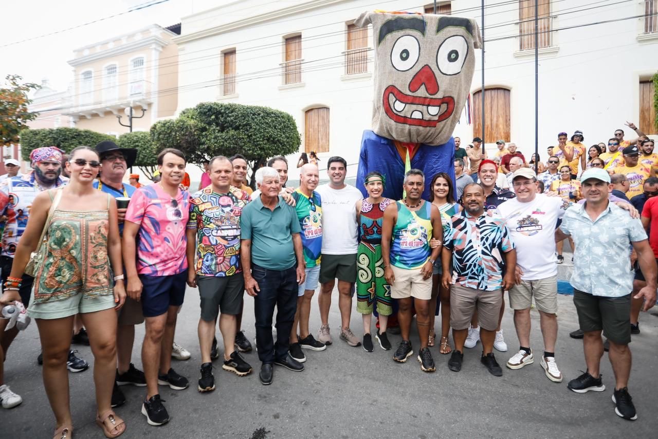 Em Pesqueira, governadora Raquel Lyra celebra festividade também no interior e prestigia Carnaval dos Caiporas