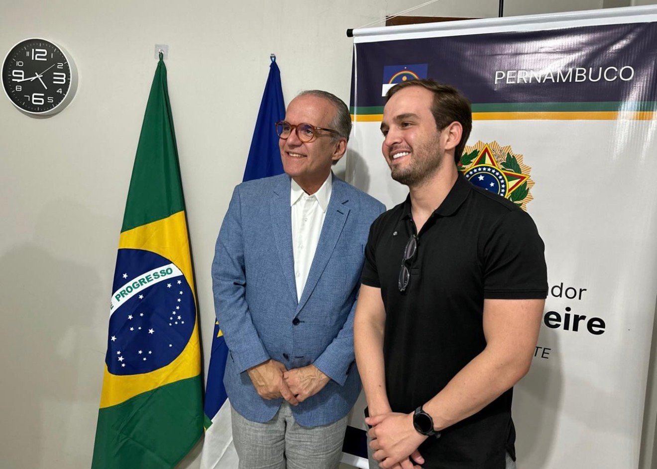 Victor Coelho garante patrol e R$ 1 milhão para calçamento em parceria com senador Fernando Dueire