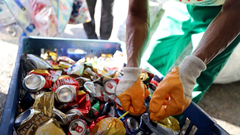 Mais de 140 toneladas retiradas das ruas: reciclagem transforma Carnaval em renda e política pública ambiental