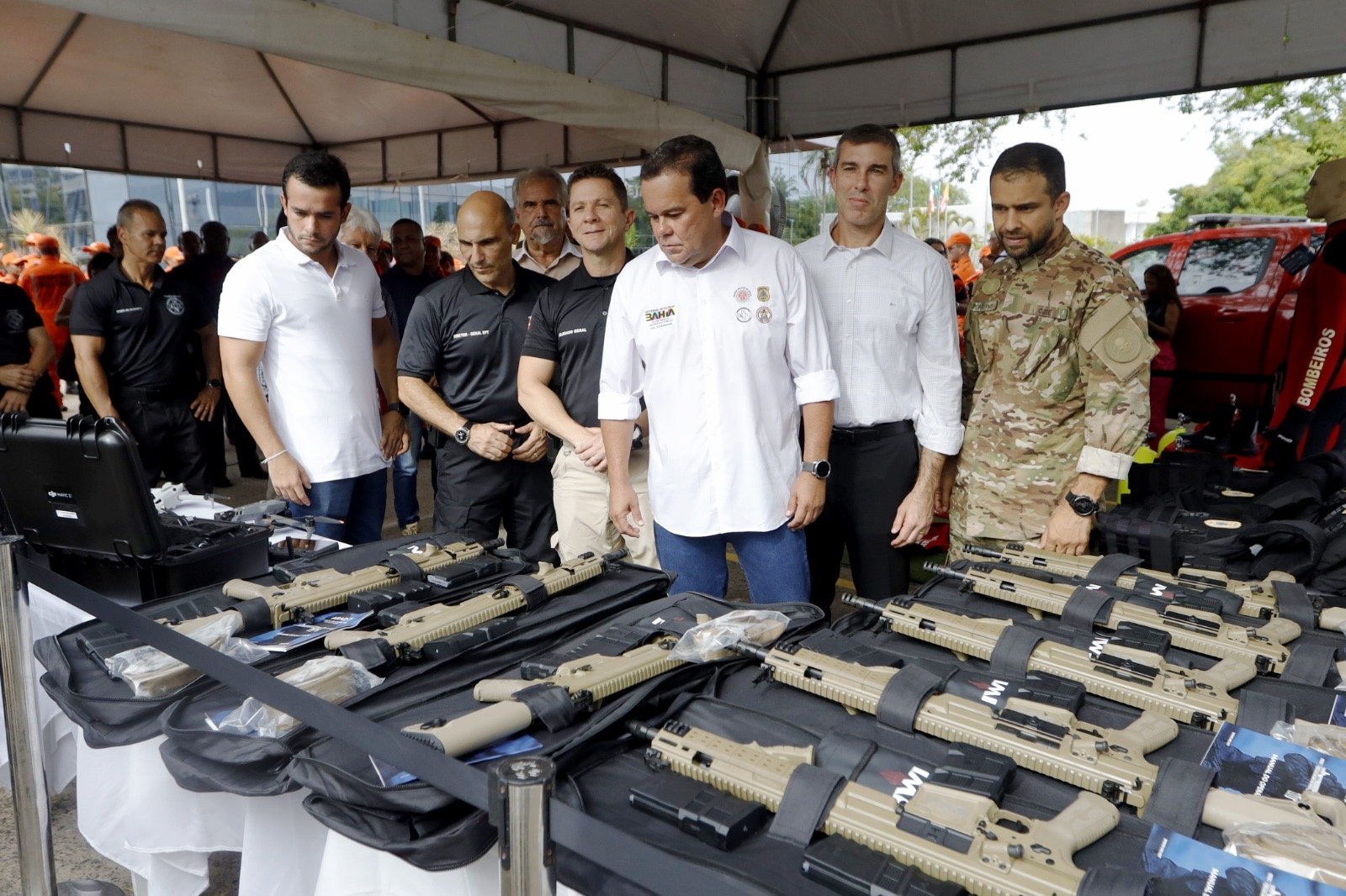 Governo do Estado reforça segurança pública com entrega de fuzis e novas viaturas