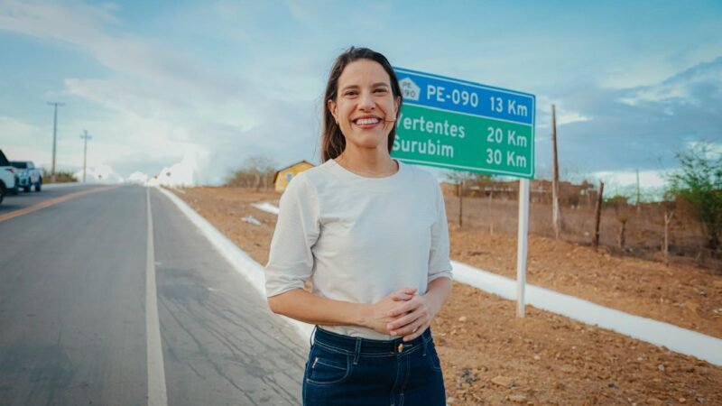 Em Frei Miguelinho, no Agreste, governadora Raquel Lyra entrega a restauração da PE-121 e autoriza mais R$ 2 bilhões em investimentos no PE na Estrada
