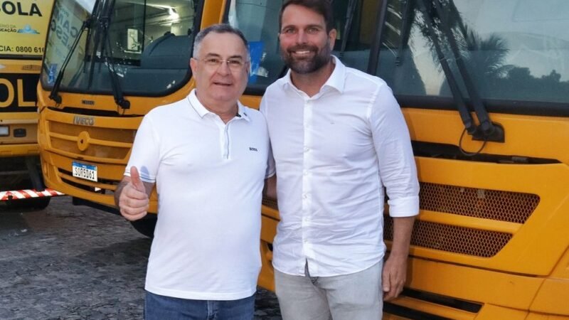 Arcoverde recebe quatro novos ônibus escolares em parceria entre prefeito Zeca Cavalcanti, deputado Gustavo Gouveia e governadora Raquel Lyra.