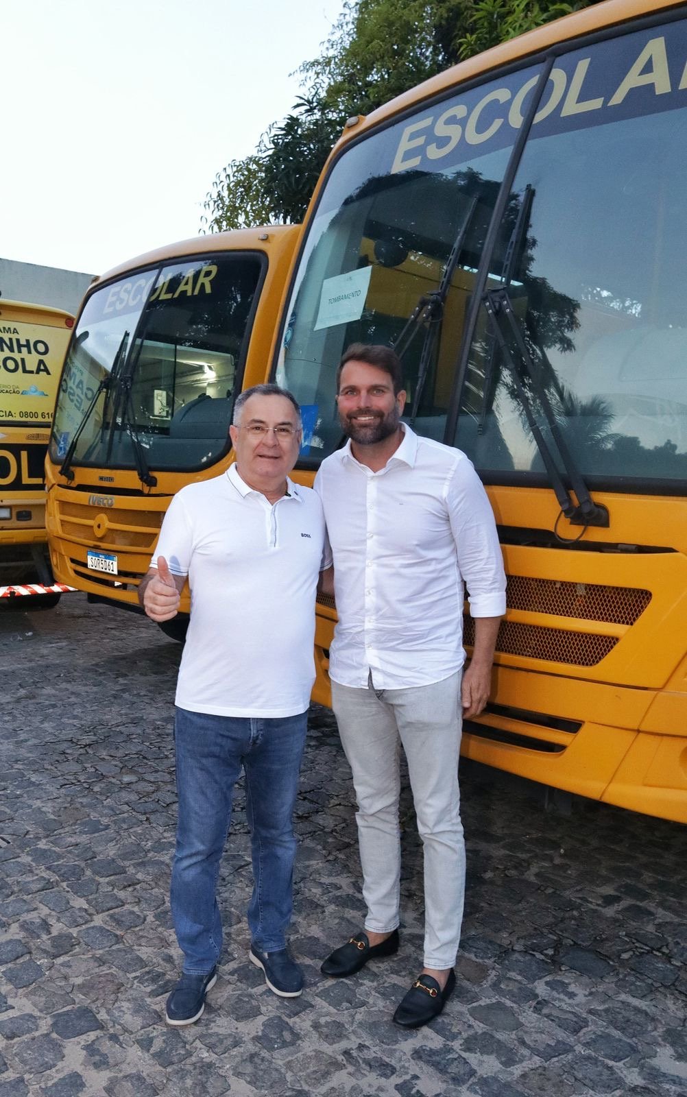 Arcoverde recebe quatro novos ônibus escolares em parceria entre prefeito Zeca Cavalcanti, deputado Gustavo Gouveia e governadora Raquel Lyra.