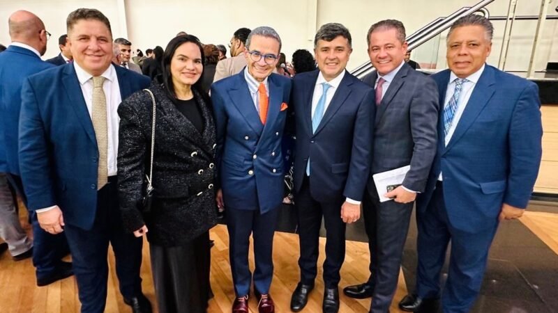 Eduardo da Fonte, Cleiton Collins e Michele Collins recebem bênção do bispo Samuel Ferreira da AD Brás, em São Paulo