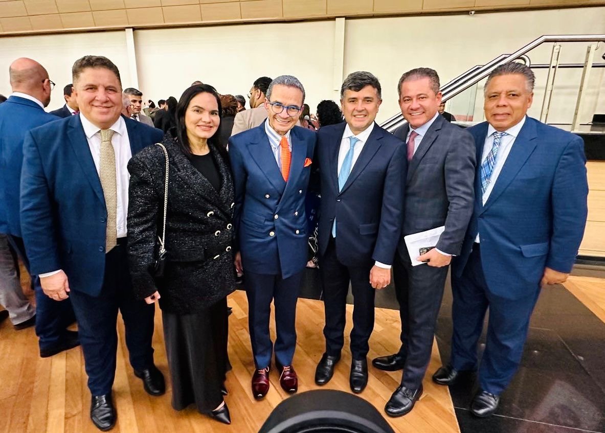 Eduardo da Fonte, Cleiton Collins e Michele Collins recebem bênção do bispo Samuel Ferreira da AD Brás, em São Paulo