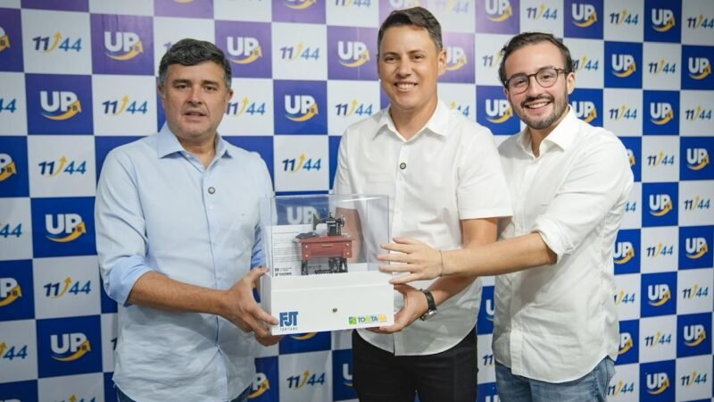 Prefeito Sérgio Colin entrega convite do Festival do Jeans 2026 a Eduardo e Lula da Fonte