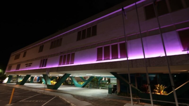 Prédio da Prefeitura de Caruaru iluminado com homenagem especial as mulheres