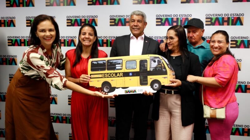 Em Salvador, governador entrega ônibus escolar para Palmeiras e discute investimentos para o município
