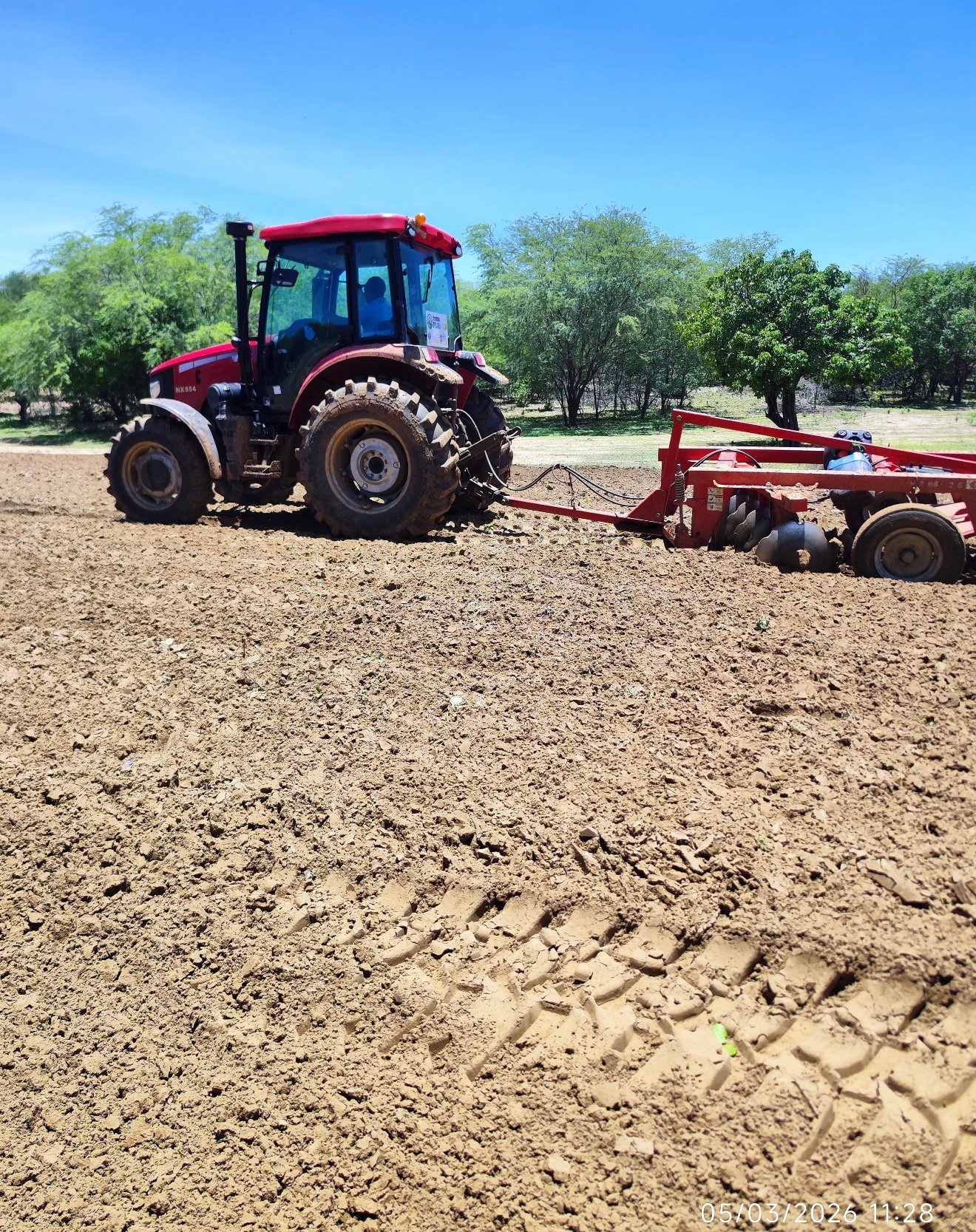 “A Prefeitura de Belém do São Francisco, através da Secretaria de Agricultura e com o apoio do prefeito, está oferecendo ao homem do campo o maior programa de aração de terras do município.