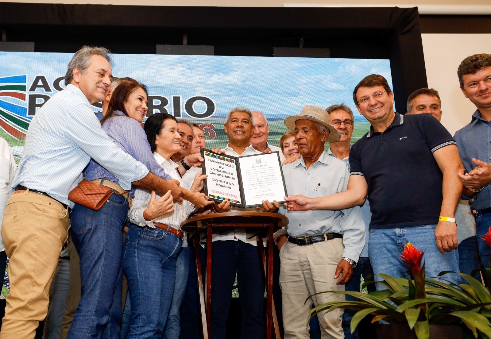 Em Correntina, governador participa de feira agro e reforça segurança e infraestrutura viária no distrito de Rosário