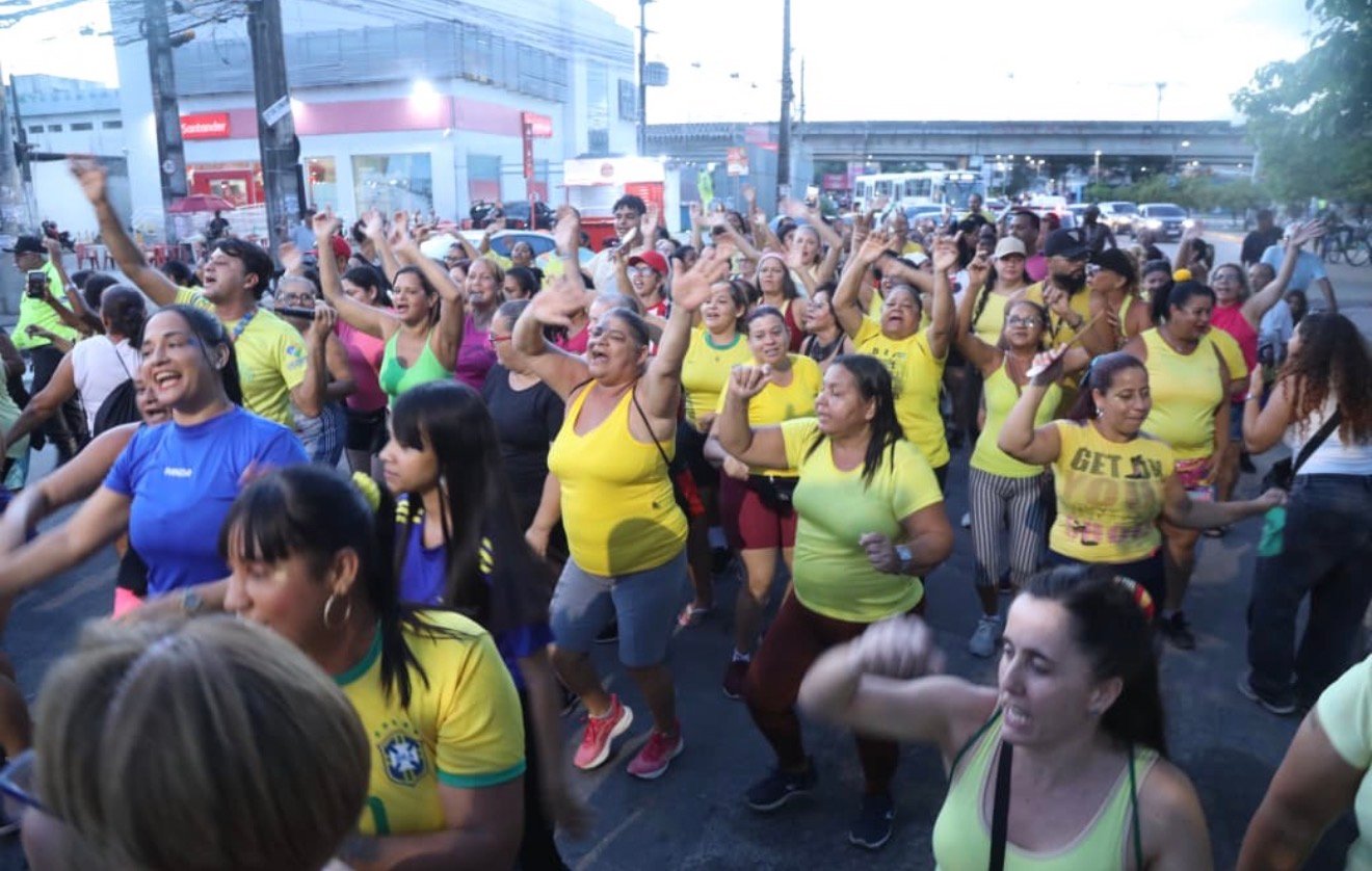 Mulheres do Programa Jaboatão em Movimento desfilam por Prazeres e antecipam celebração do dia 8 de março