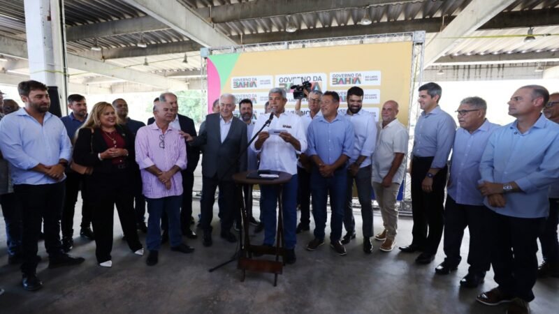 Governador Jerônimo Rodrigues entrega retroescavadeiras a nove municípios baianos