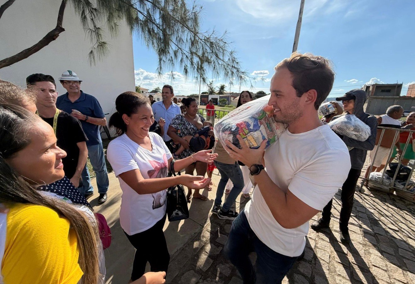 Entrega de cestas de alimentos beneficia famílias de Ouricuri