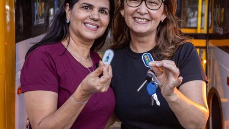 Liderança feminina garante avanços em Lajedo: Raquel Lyra, Débora Almeida e Socorro Duarte entregam 02 ônibus escolares