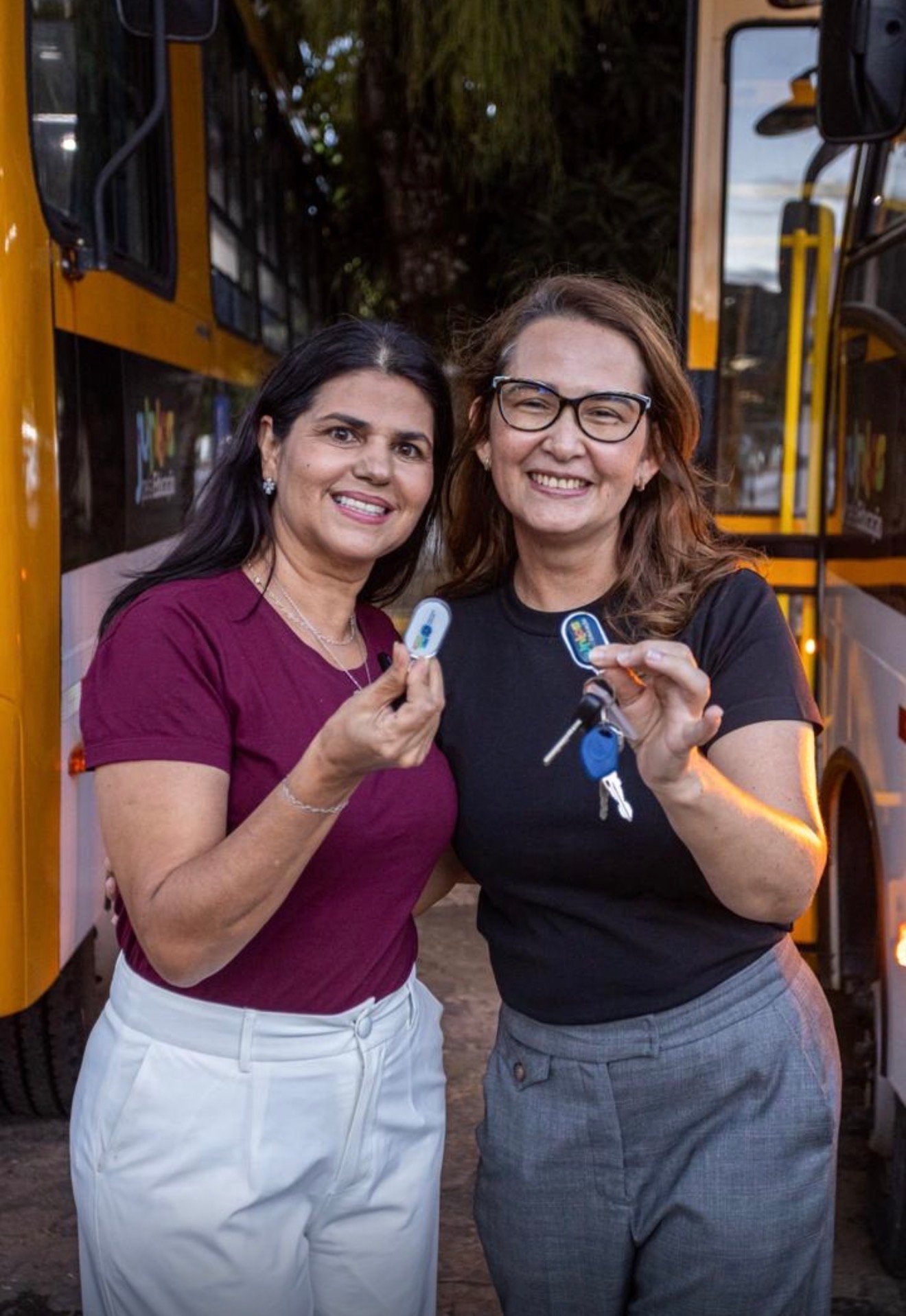Liderança feminina garante avanços em Lajedo: Raquel Lyra, Débora Almeida e Socorro Duarte entregam 02 ônibus escolares