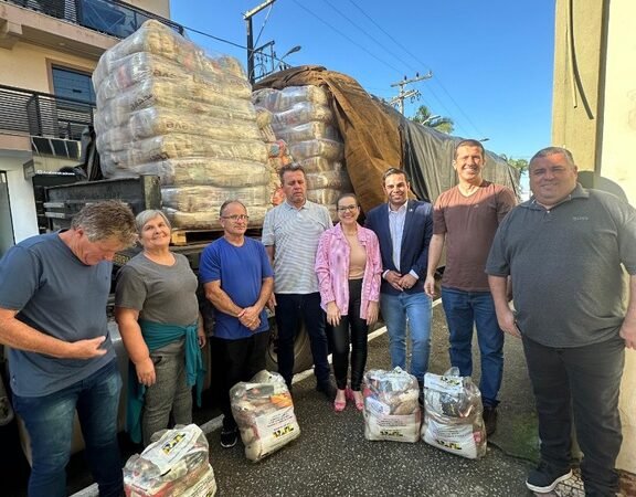 MPA entrega 450 cestas básicas a pescadores de Imaruí (SC)