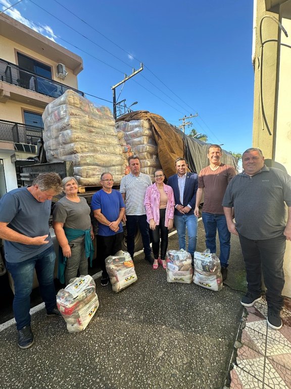 MPA entrega 450 cestas básicas a pescadores de Imaruí (SC)