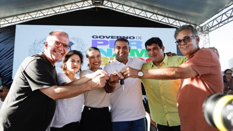 Em Vicência, governadora Raquel Lyra entrega casas pelo Morar Bem PE, novos ônibus escolares e vistoria obra de construção de creche