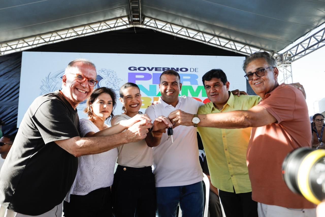 Em Vicência, governadora Raquel Lyra entrega casas pelo Morar Bem PE, novos ônibus escolares e vistoria obra de construção de creche