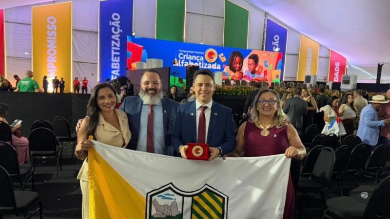 Prefeito Sérgio Colin comemora conquista do Selo Ouro Criança Alfabetizada direto de Brasília