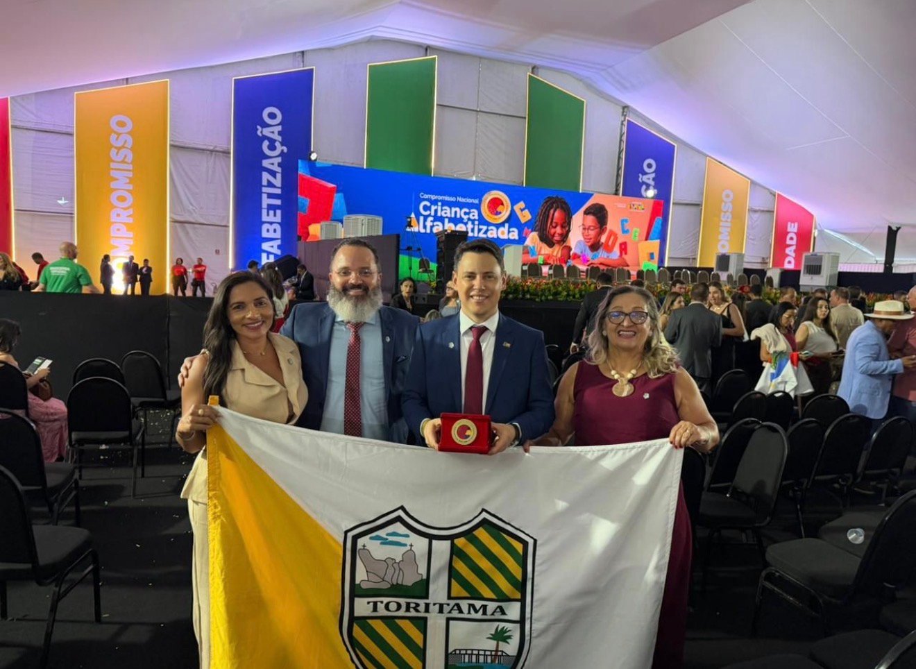 Prefeito Sérgio Colin comemora conquista do Selo Ouro Criança Alfabetizada direto de Brasília