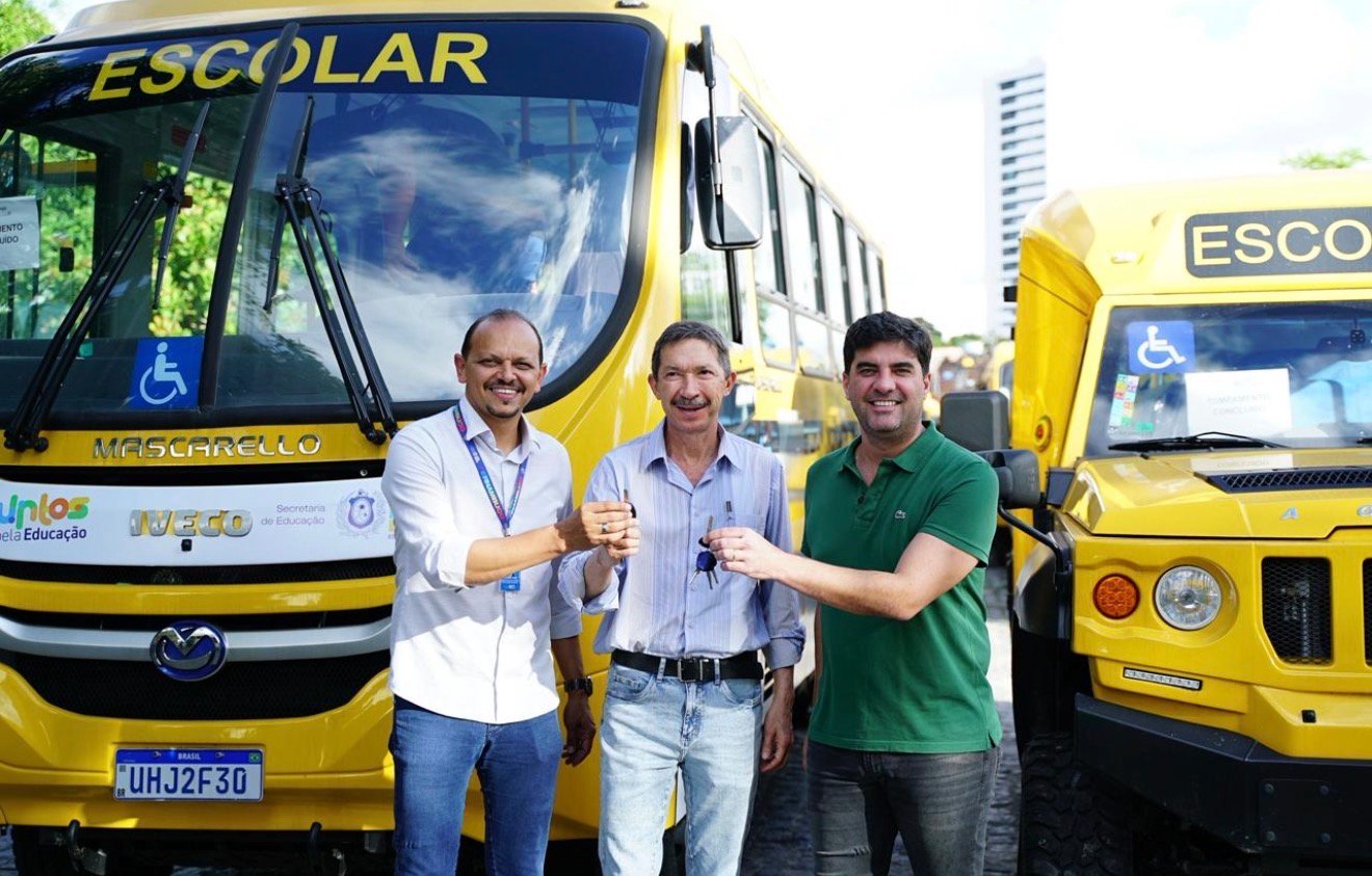 Carnaubeira da Penha é contemplada com mais dois ônibus escolares e reforça educação municipal