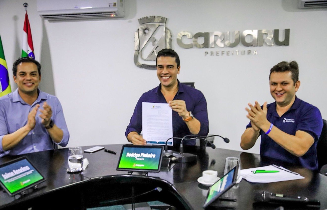 Prefeito Rodrigo Pinheiro efetiva doação de terreno para a Rodrigues Colchões