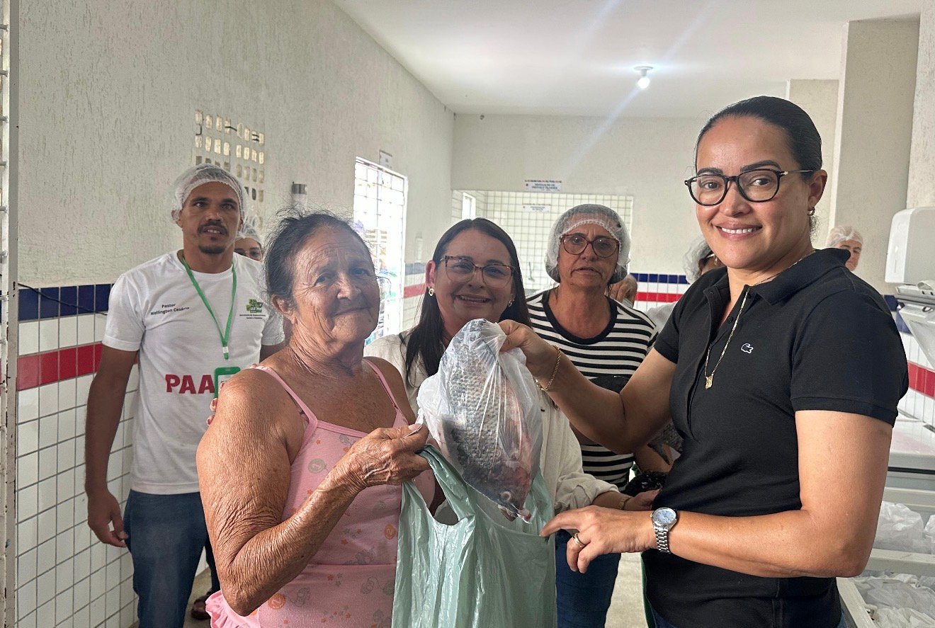 Prefeitura de Sertânia distribui 1,5 tonelada de peixes na Semana Santa.