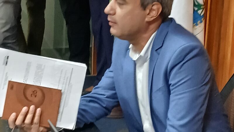 Secretário de Educação presta esclarecimentos sobre início do ano letivo na Câmara de Goiana