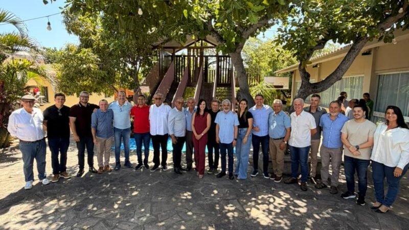 Em demonstração de força, Humberto recebe apoio de 16 prefeitos do Sertão