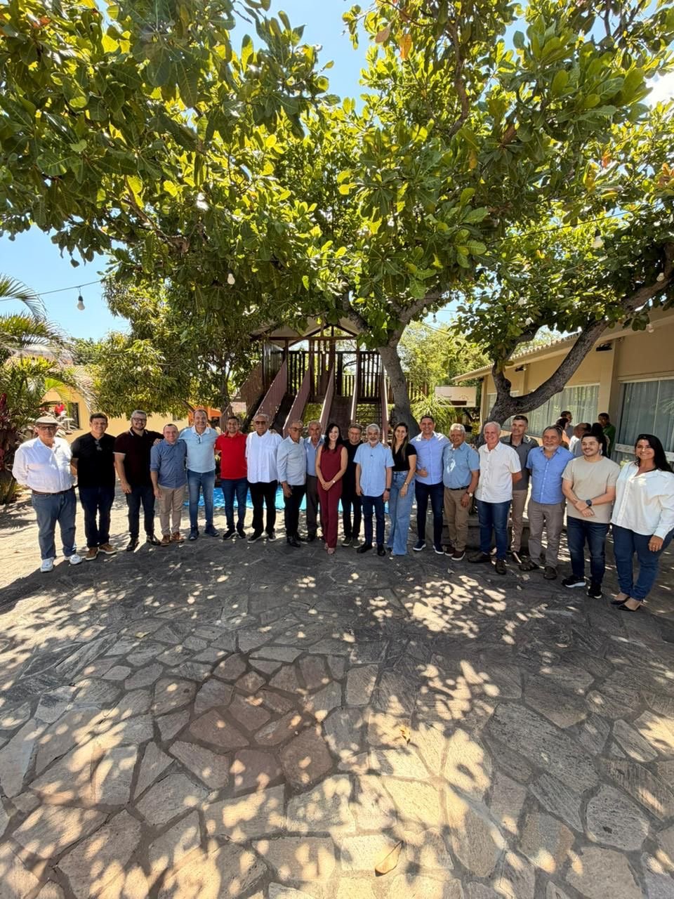 Em demonstração de força, Humberto recebe apoio de 16 prefeitos do Sertão