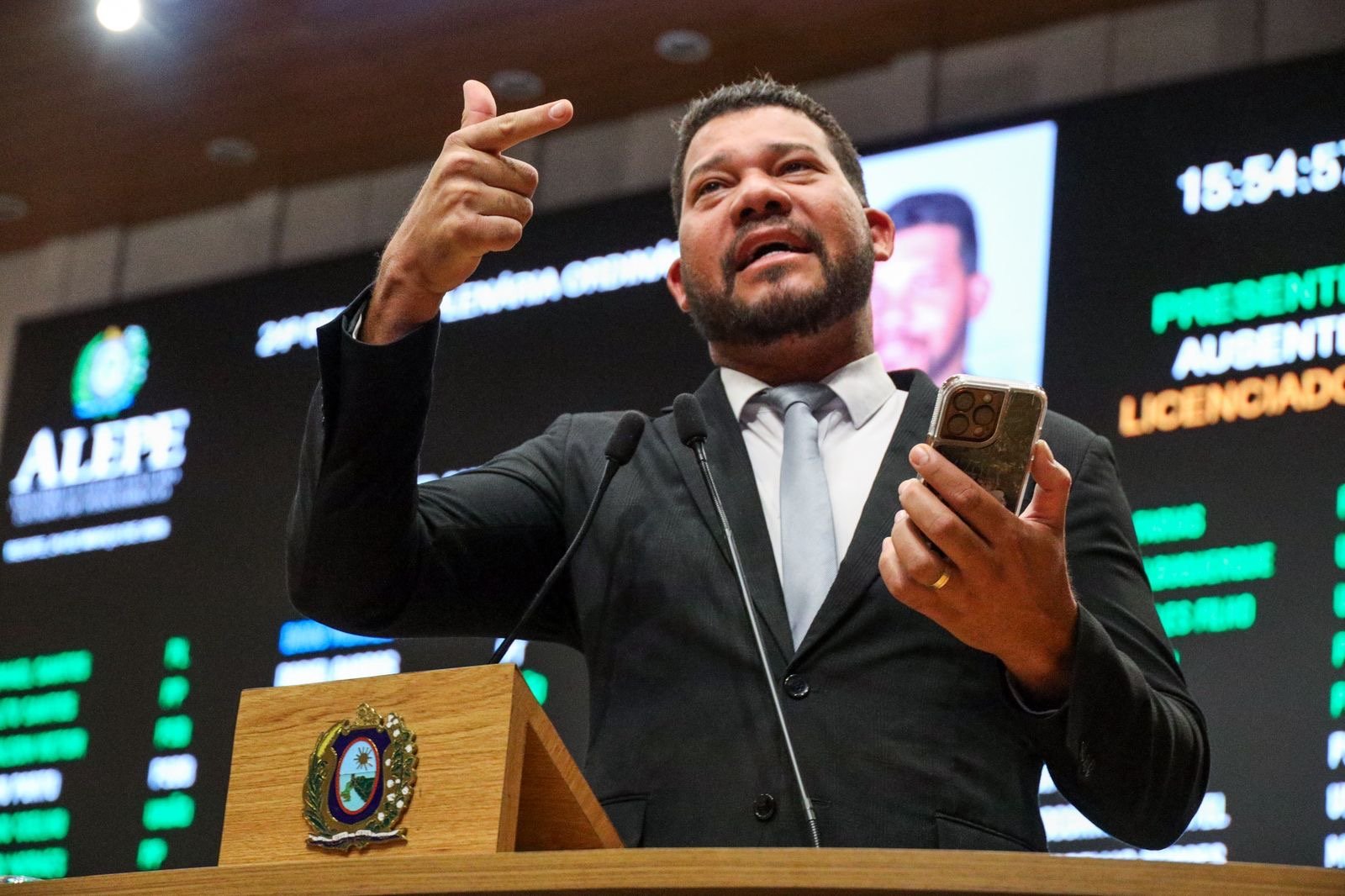 Deputado Abimael Santos denuncia atraso de salários de terceirizados na Secretaria Estadual de Educação