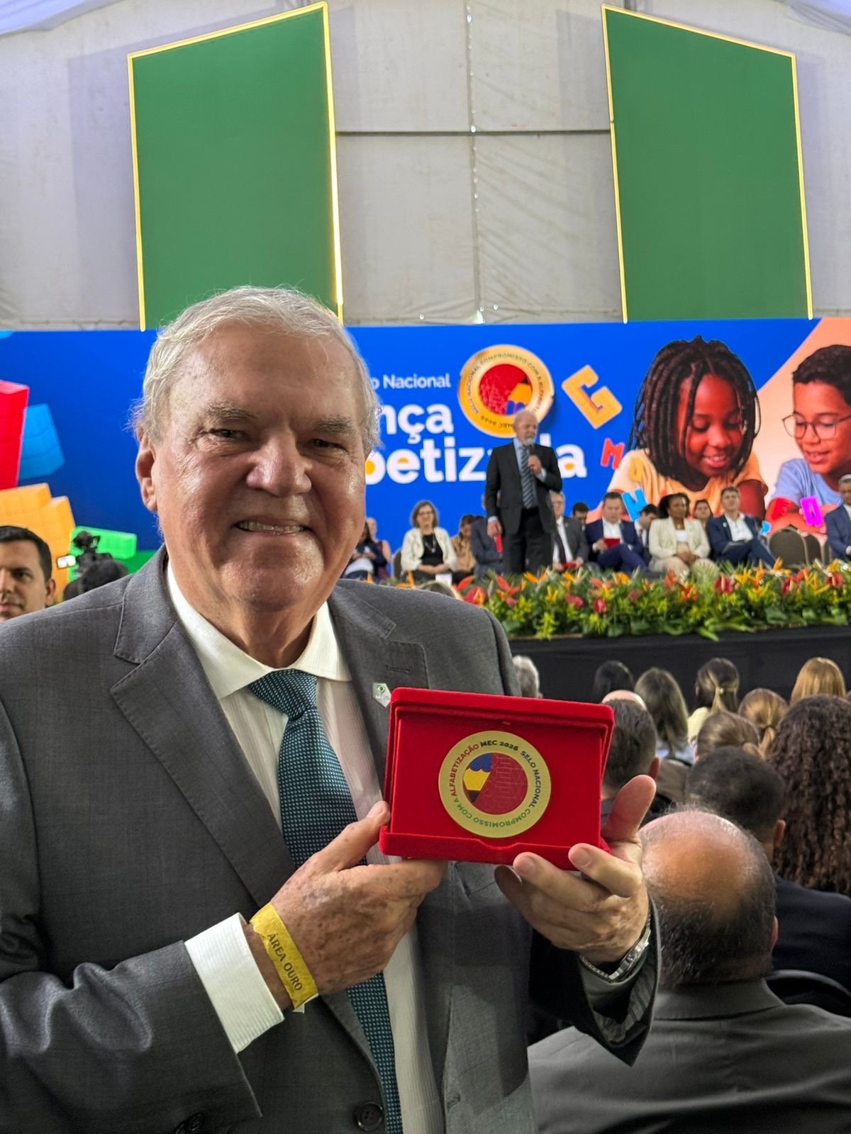 Gestão do prefeito Henrique Queiroz conquista Selo Ouro de Compromisso com a Alfabetização em Buenos Aires (PE)