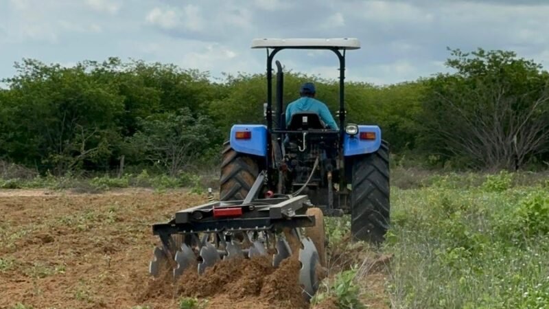 Prefeitura de Ouricuri inicia programa de aração de terra para agricultores da zona rural