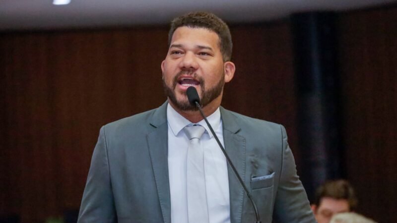 Abimael Santos cobra soluções para escola com risco de desabamento no Sertão