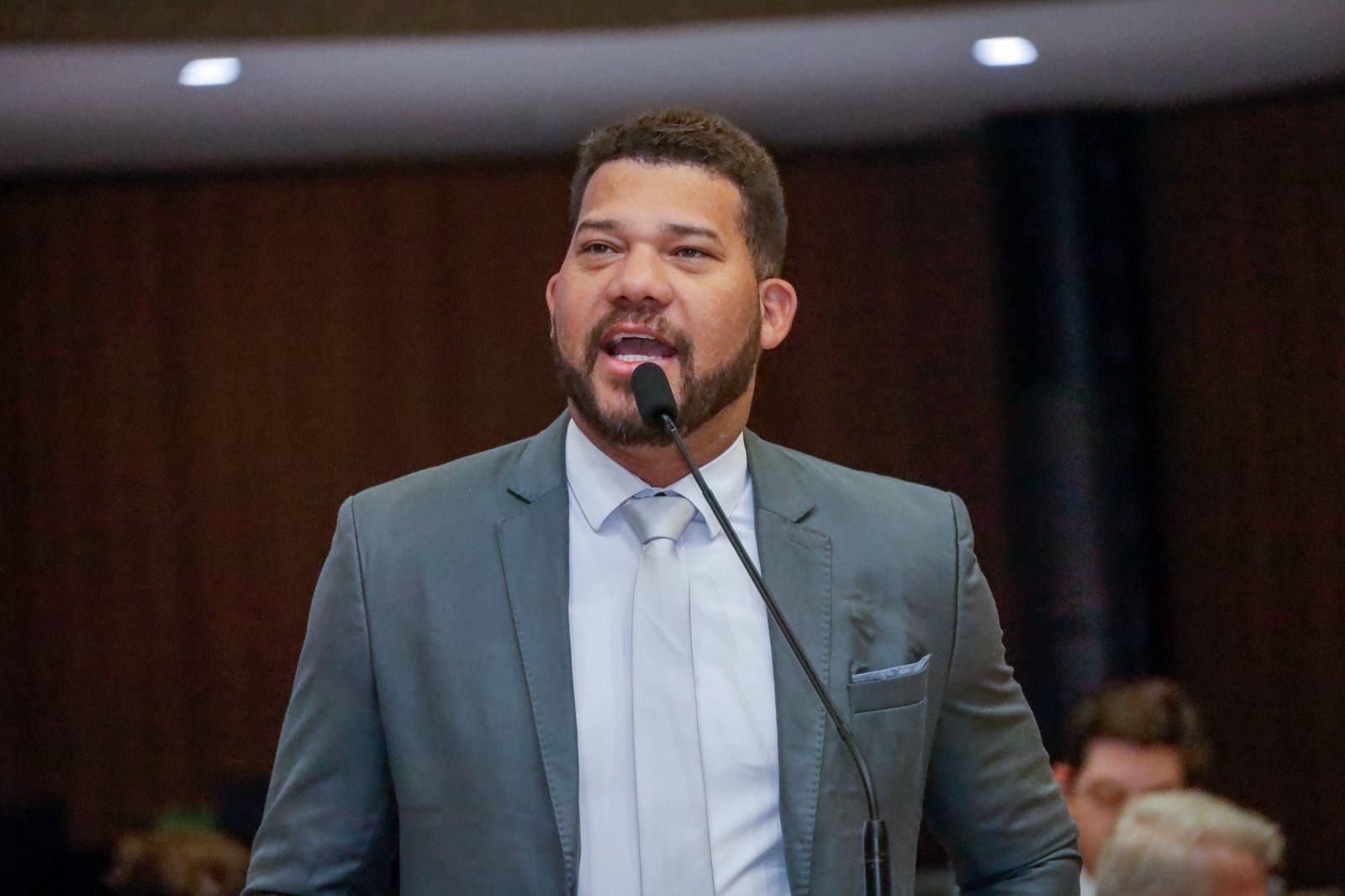 Abimael Santos cobra soluções para escola com risco de desabamento no Sertão