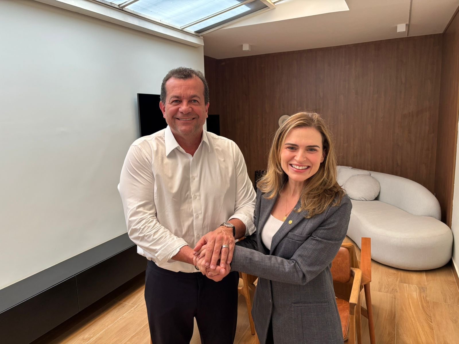 Em Brasília, Marília Arraes, pré-candidata ao Senado, se reúne com Valdemar Oliveira, do Avante