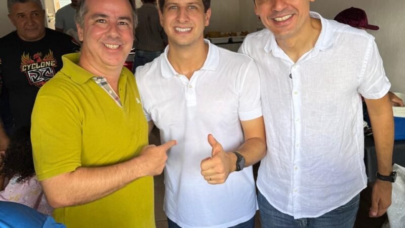 Na caminhada realizada na cidade de Bonito, o ex-prefeito de Ribeirão Marcello Maranhão esteve ao lado do pré-candidato a governador João Campos