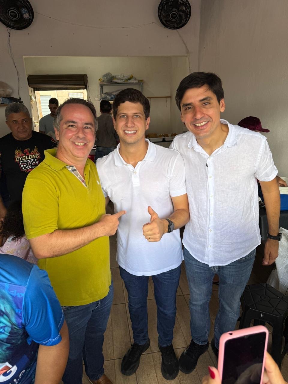 Na caminhada realizada na cidade de Bonito, o ex-prefeito de Ribeirão Marcello Maranhão esteve ao lado do pré-candidato a governador João Campos