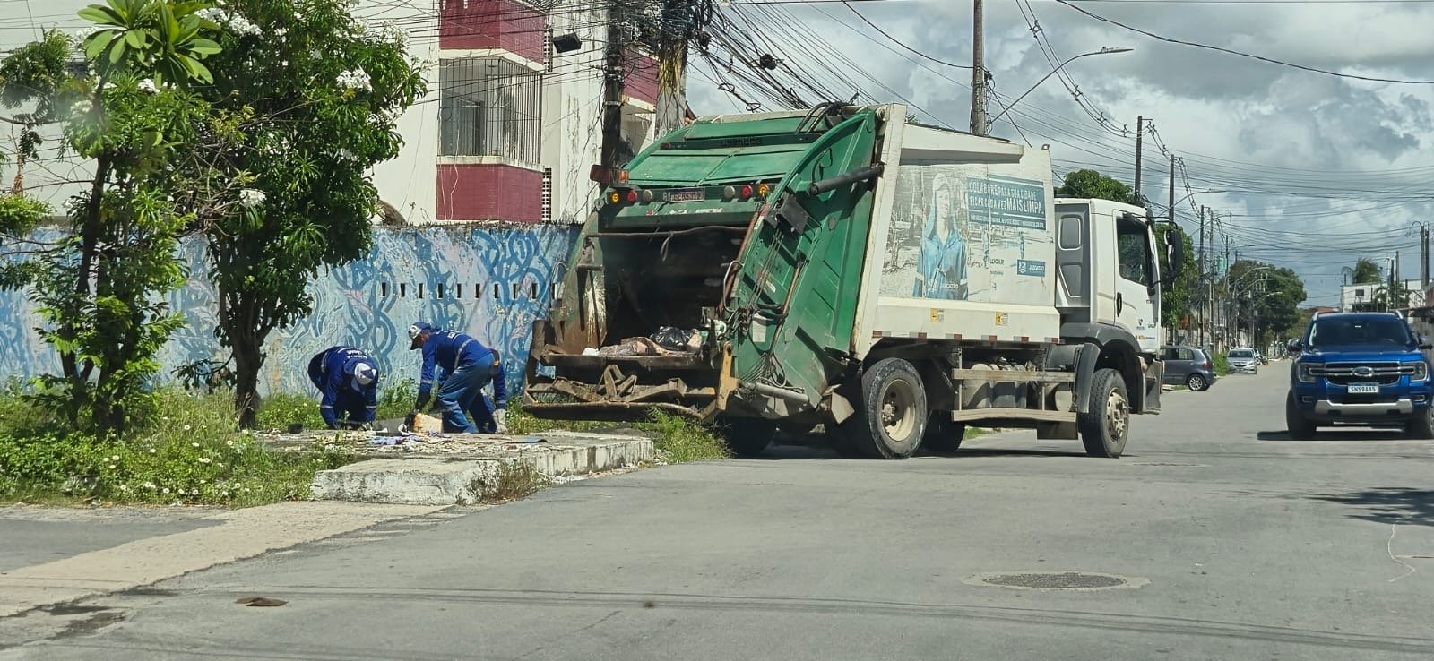 Trabalhadores da limpeza urbana da Via paralisam atividades em meio a negociações