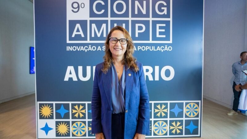 Deputada Débora Almeida participa do Congresso da Amupe e reforça compromisso com os municípios