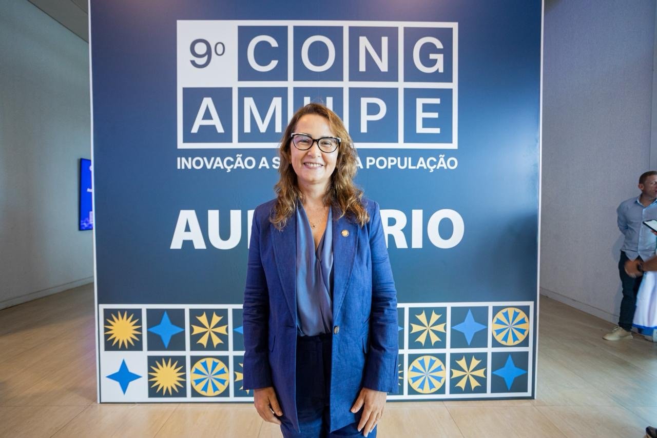 Deputada Débora Almeida participa do Congresso da Amupe e reforça compromisso com os municípios
