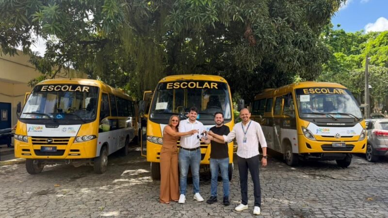 Prefeito Ismael Lira recebe três novos ônibus escolares para Orocó, fruto de articulação do deputado Aglailson Victor