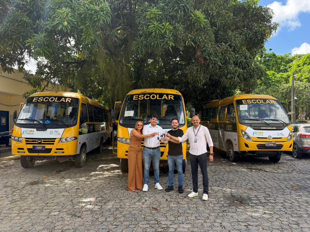 Prefeito Ismael Lira recebe três novos ônibus escolares para Orocó, fruto de articulação do deputado Aglailson Victor