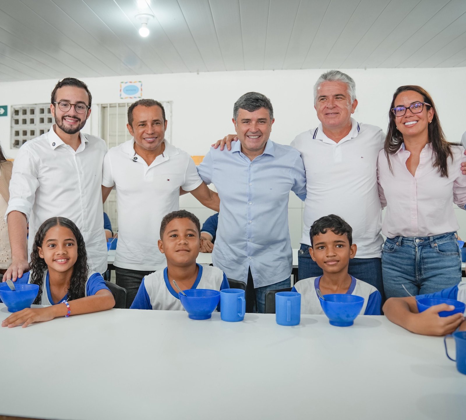 Ao lado do prefeito Albino Silva, Eduardo e Lula da Fonte tomam café da manhã em Condado e acompanham iniciativa que oferta duas merendas por turno em escolas públicas; projeto já tramita em Brasília