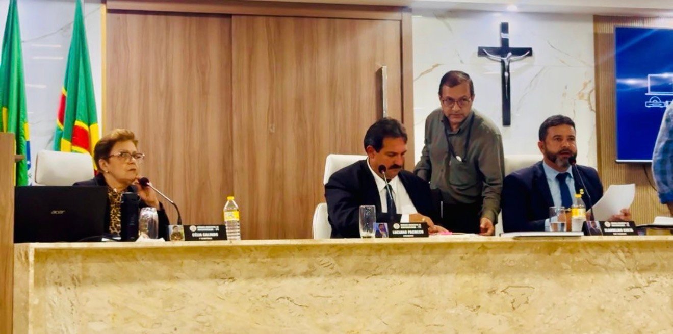 Clima de tensão na Câmara: Luciano Pacheco corta transmissão, silencia plenário e tenta barrar sessão extraordinária