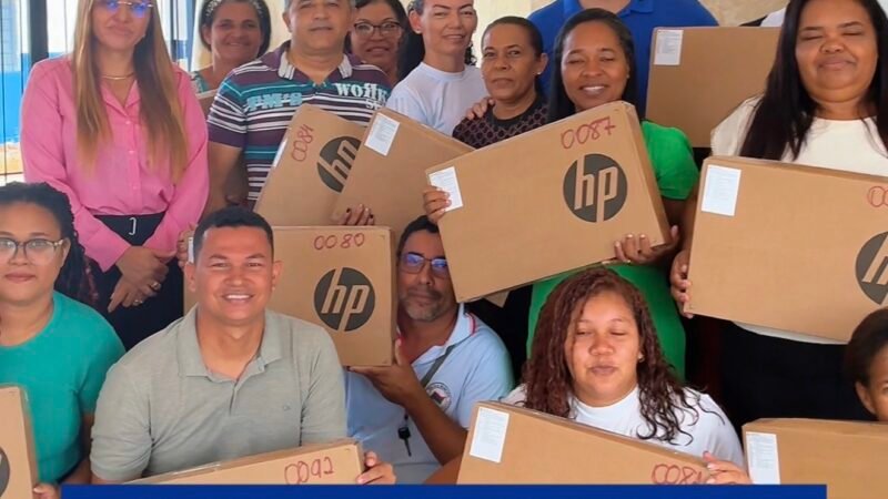 Prefeito Ismael Lira entrega notebooks a professores e reforça investimento na educação em Orocó