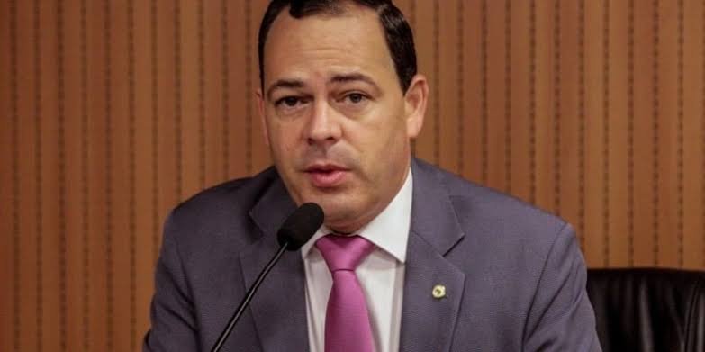 Uma decisão judicial da Vara da Fazenda Pública da Comarca de Garanhuns determinou que o prefeito Sivaldo Albino se abstenha de realizar qualquer tipo de promoção pessoal