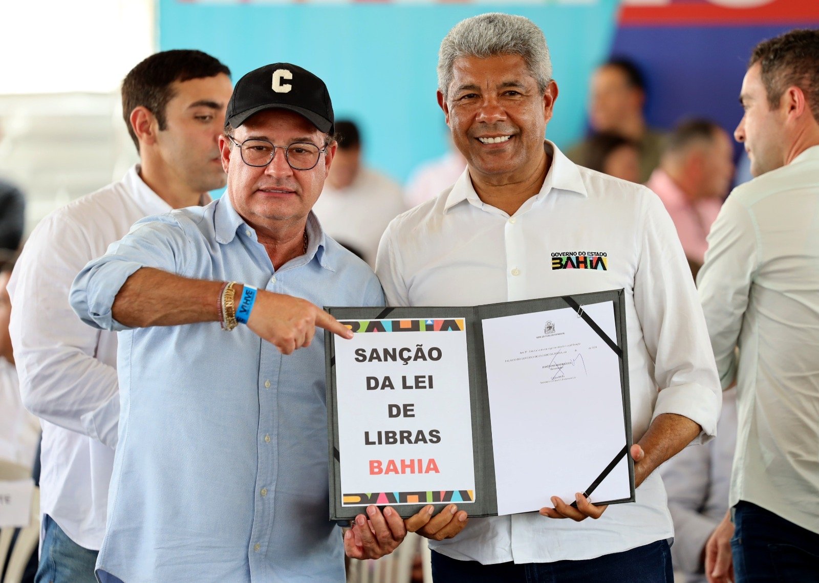 Governador sanciona lei que reconhece a Libras como meio legal de comunicação na Bahia